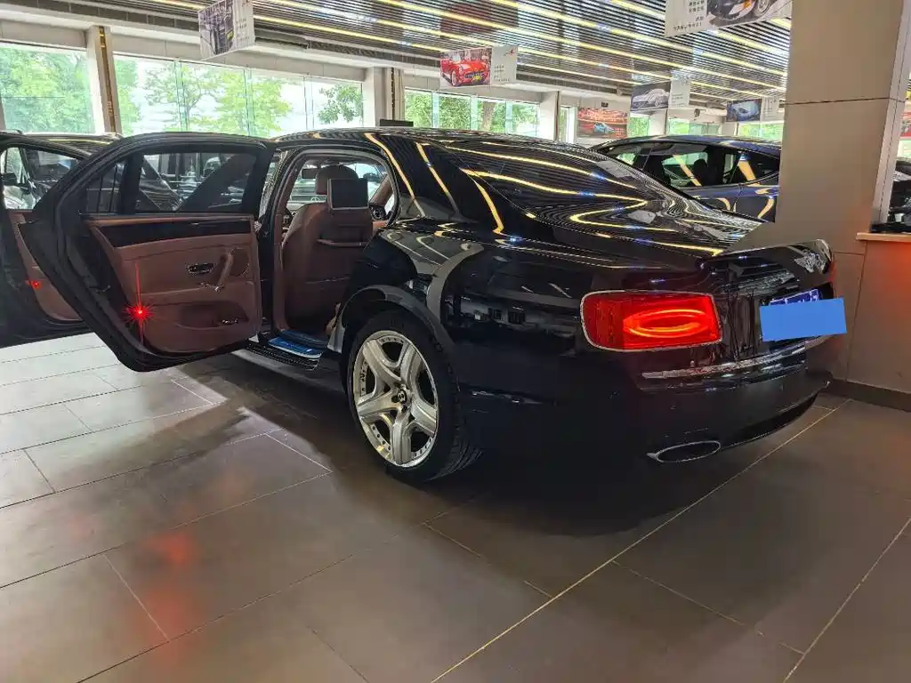 Bentley Flying Spur 2017 — фото 23
