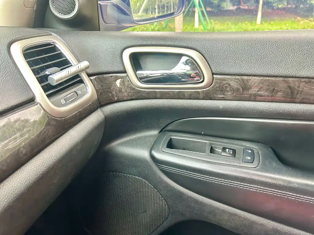Jeep Grand Cherokee 2013 — фото 12
