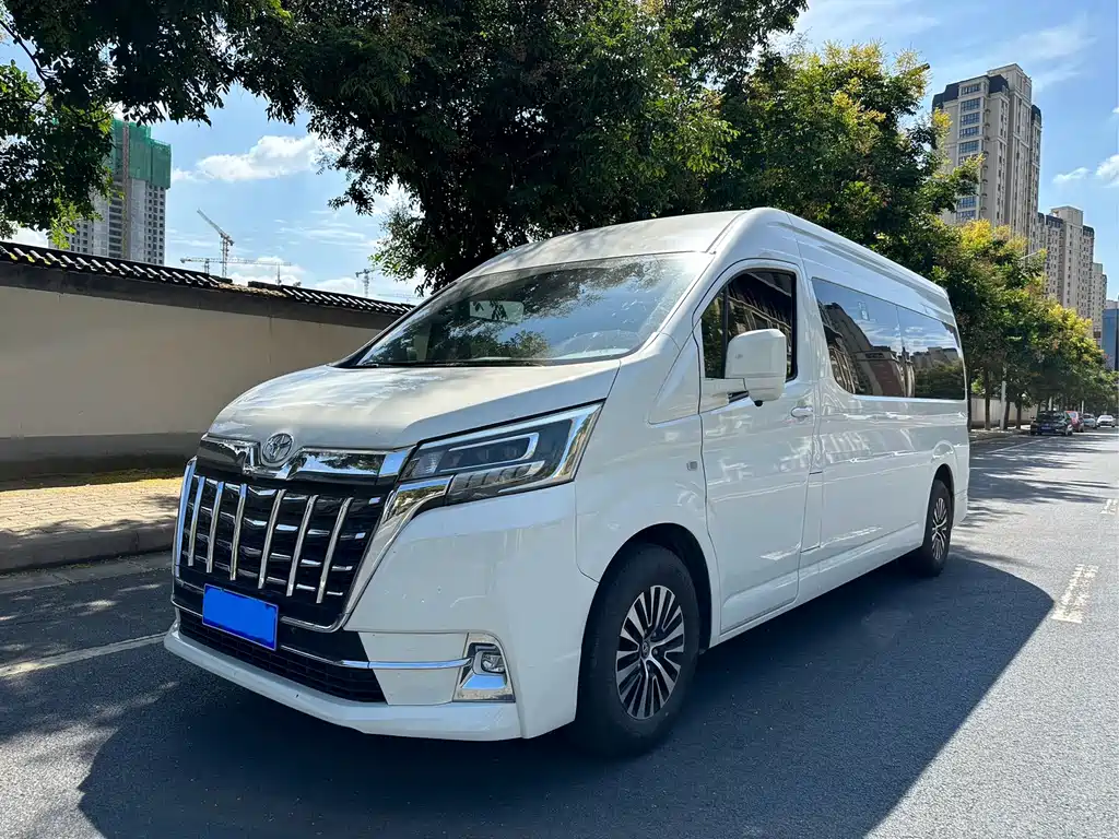 Toyota Hiace 2022 — фото 1