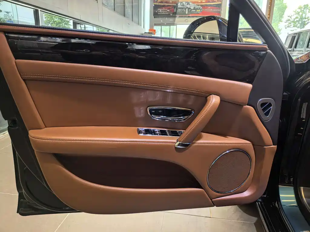 Bentley Flying Spur 2017 — фото 12