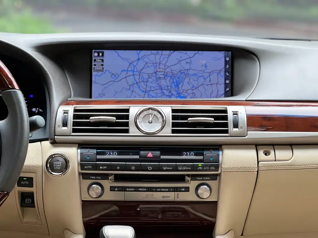 Lexus LS 2015 — фото 13