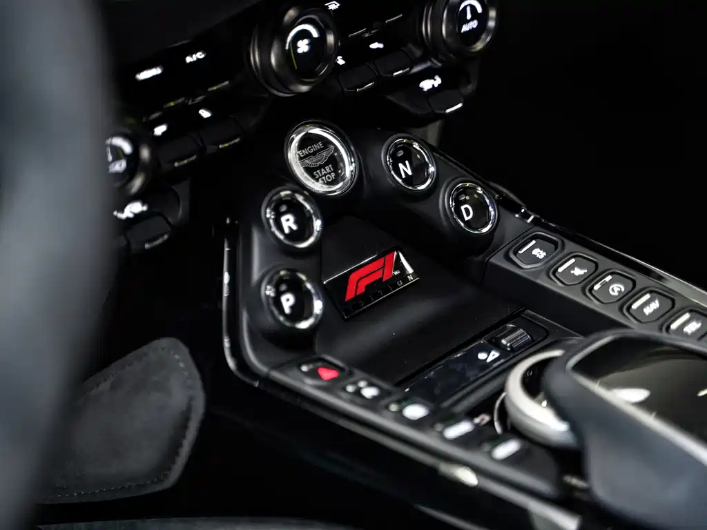 Aston Martin V8 Vantage 2022 — фото 11