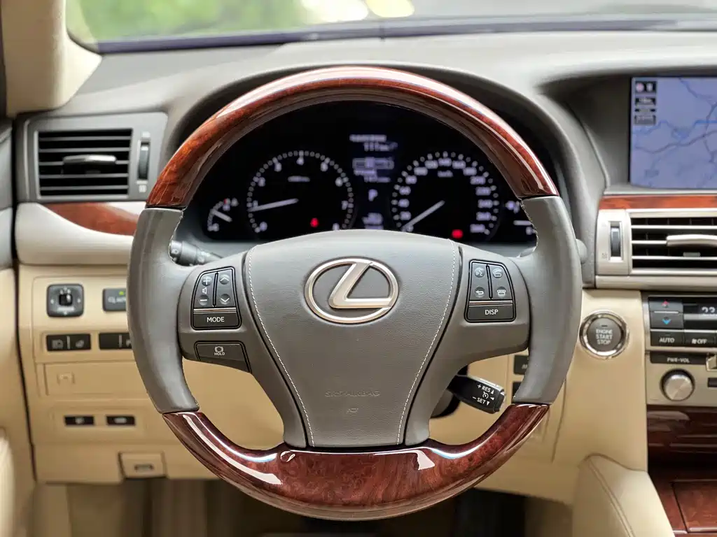 Lexus LS 2015 — фото 12