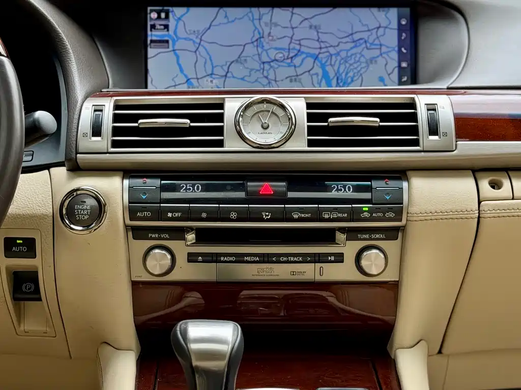 Lexus LS 2015 — фото 27