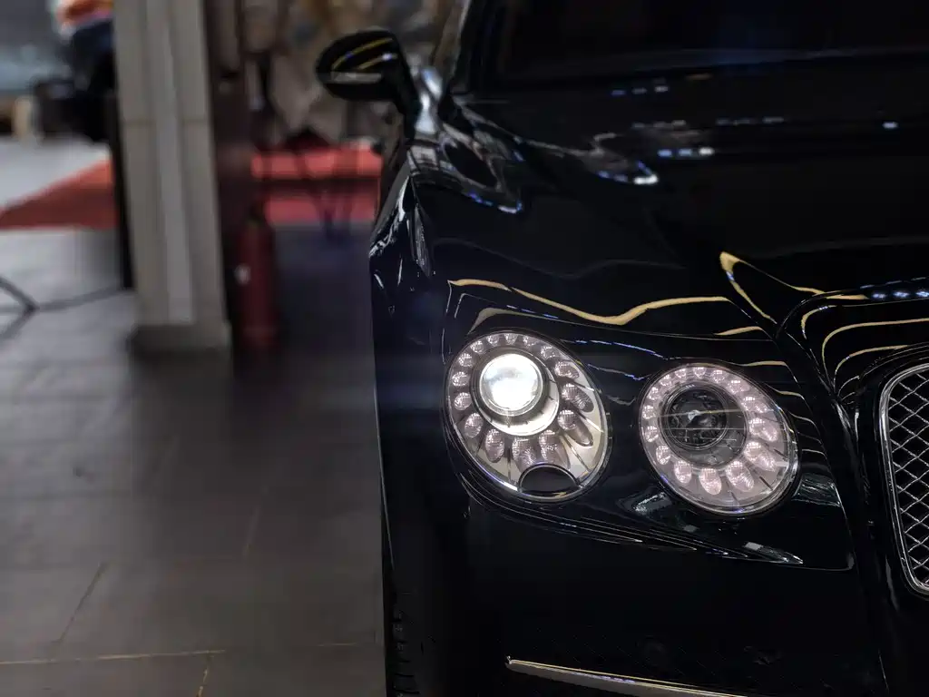 Bentley Flying Spur 2017 — фото 18