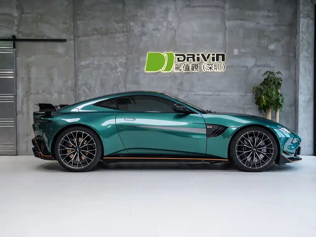 Aston Martin V8 Vantage 2022 — фото 5