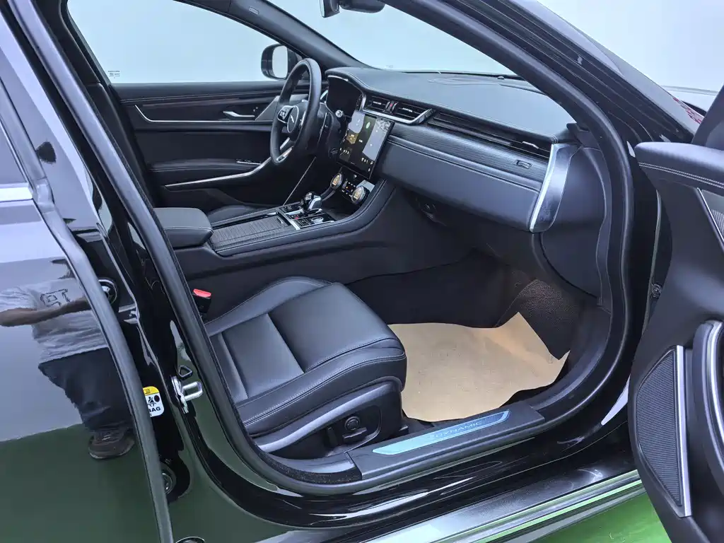 Jaguar XFL 2025 — фото 15