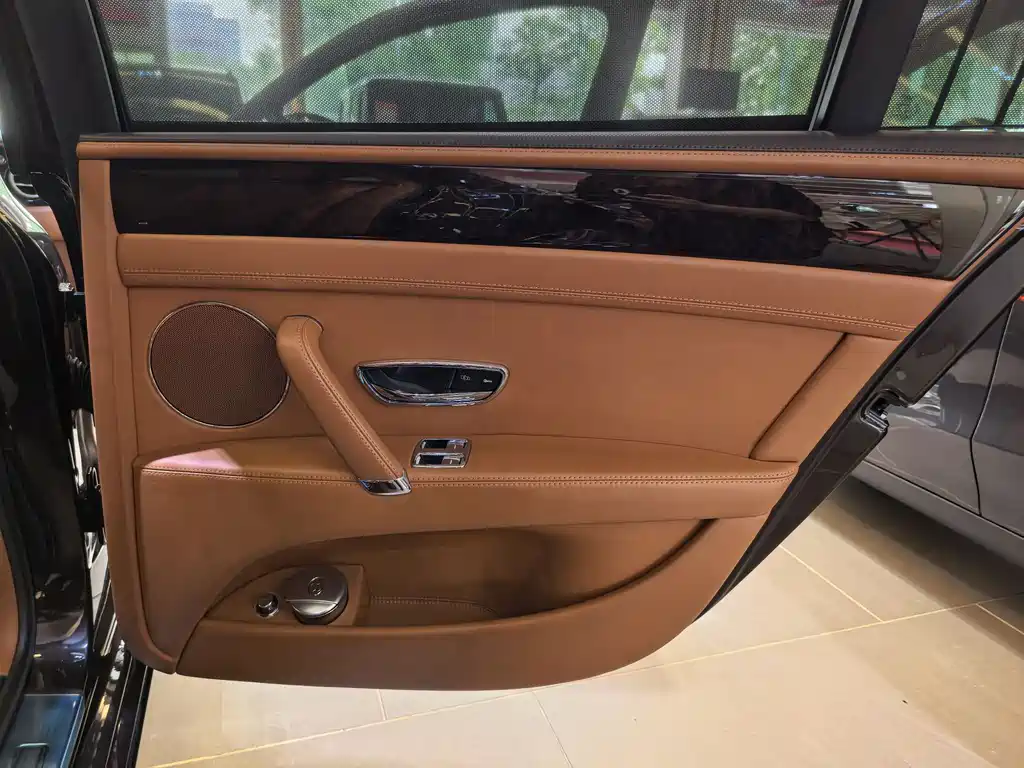 Bentley Flying Spur 2017 — фото 11