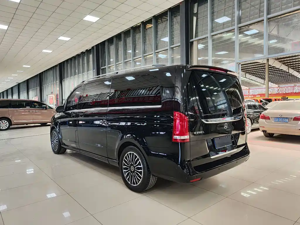 Mercedes-Benz V-Class 2019 — фото 24