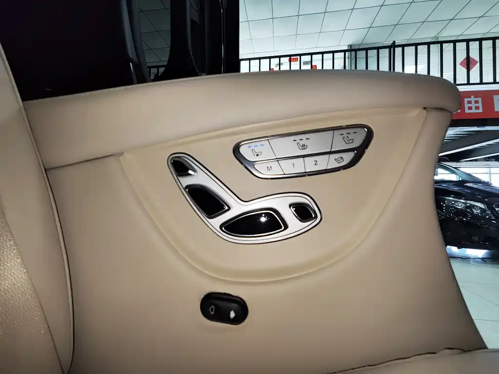 Mercedes-Benz V-Class 2019 — фото 17