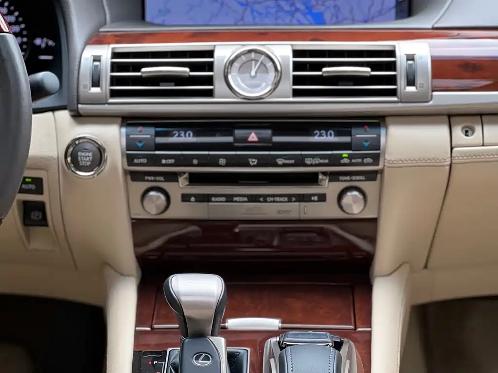 Lexus LS 2015 — фото 19