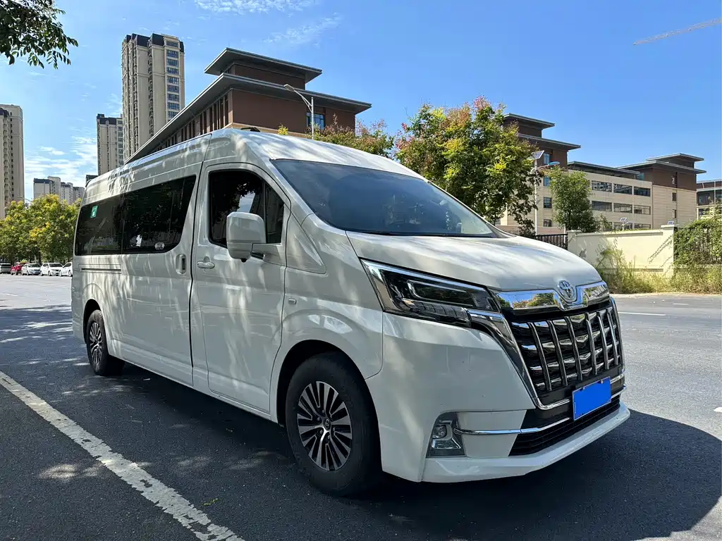Toyota Hiace 2022 — фото 3