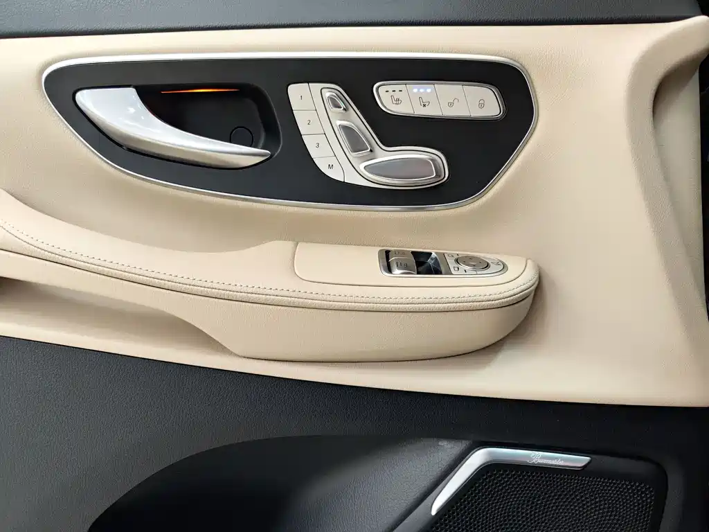 Mercedes-Benz V-Class 2019 — фото 19