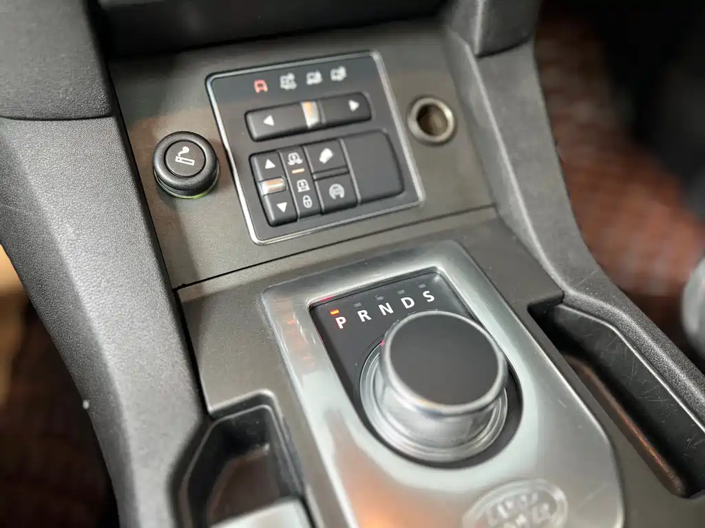 Land Rover Discovery 2015 — фото 10