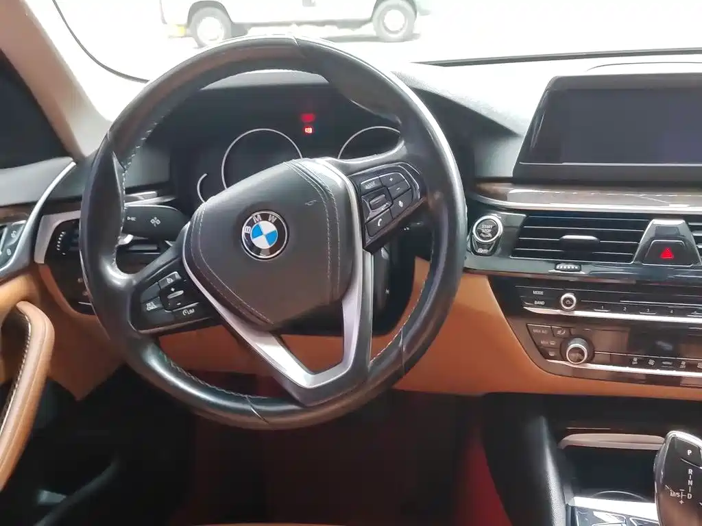 BMW 5 Series 2018 — фото 11
