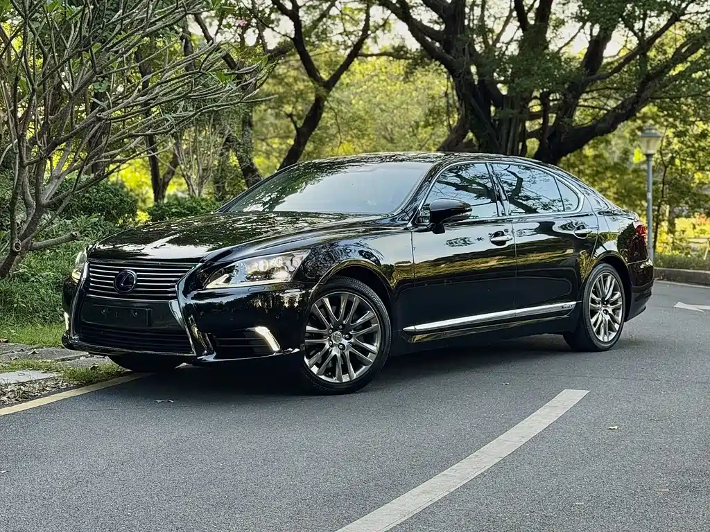 Lexus LS 2013 — фото 1