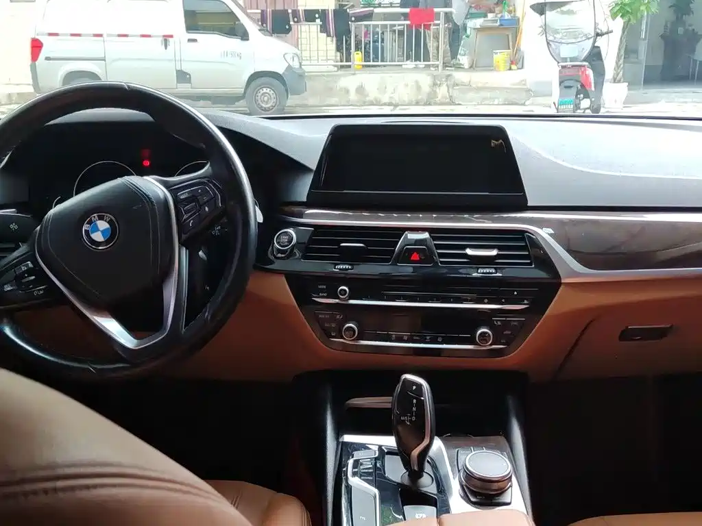 BMW 5 Series 2018 — фото 9