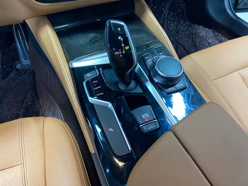 BMW 5 Series 2017 — фото 11