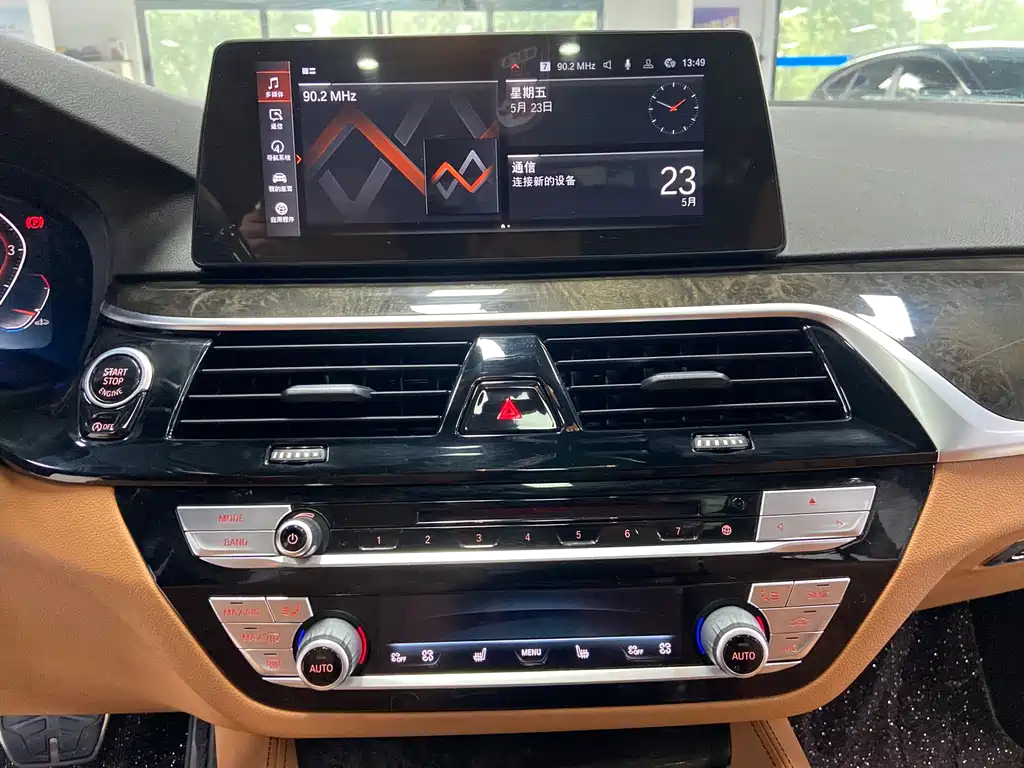 BMW 5 Series 2017 — фото 12