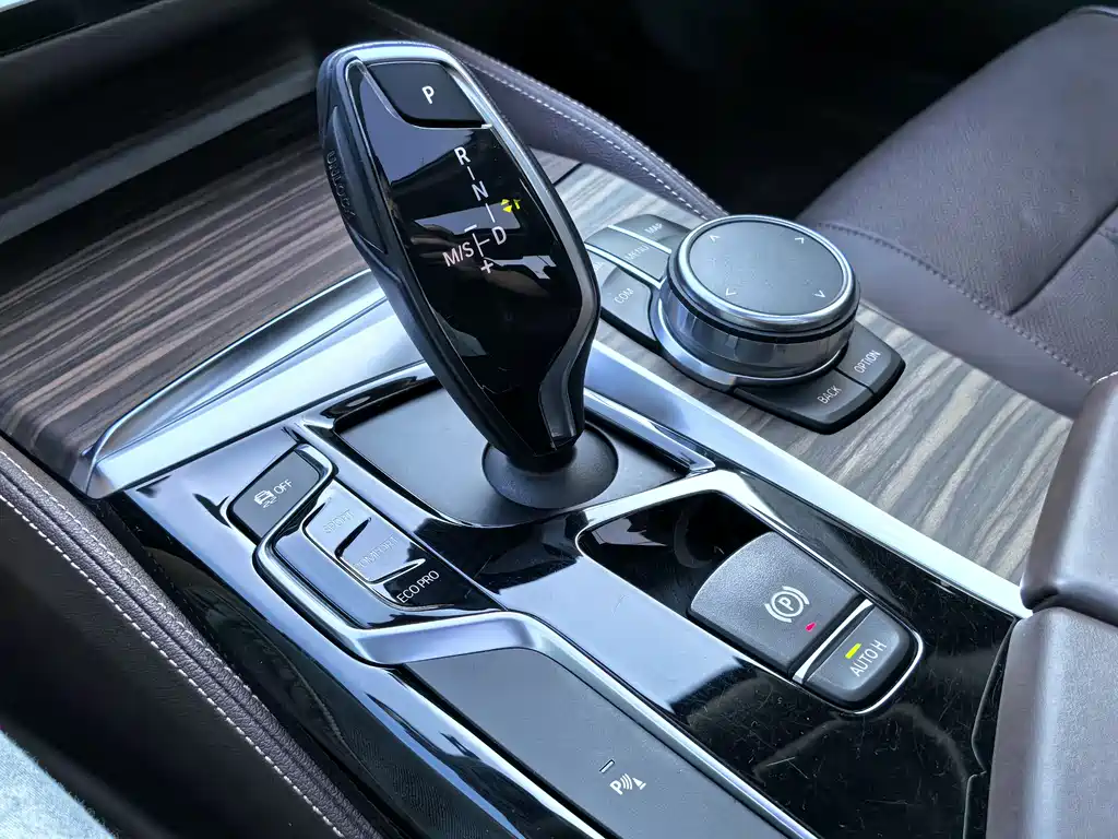 BMW 5 Series 2018 — фото 11