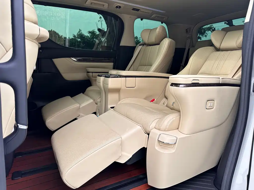 Toyota Alphard 2021 — фото 18