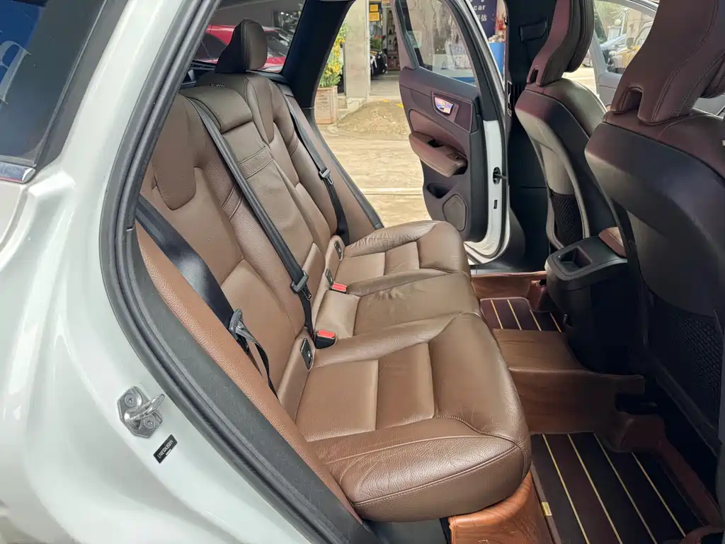 Volvo XC60 2020 — фото 13