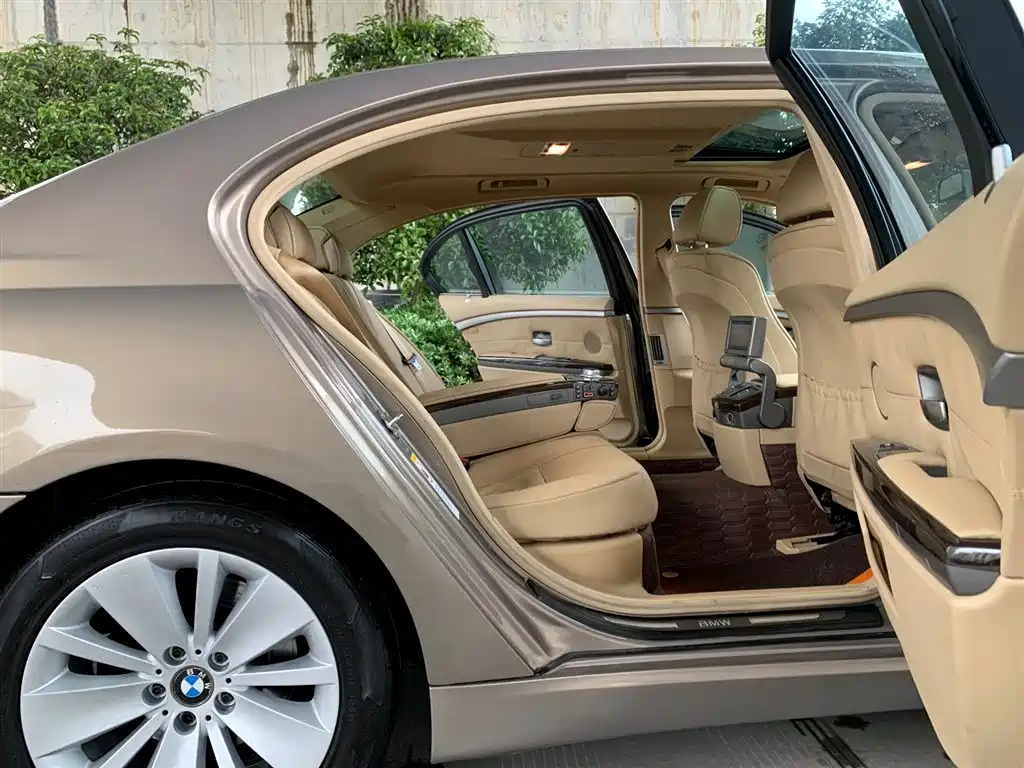 BMW 7 Series 2009 — фото 14