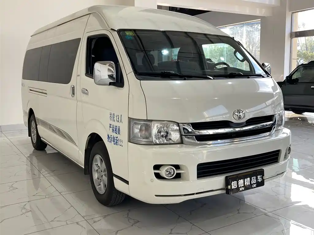 Toyota Hiace 2010 — фото 2