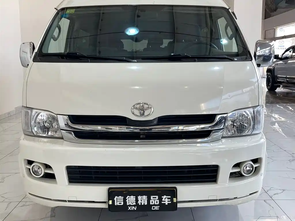Toyota Hiace 2010 — фото 1