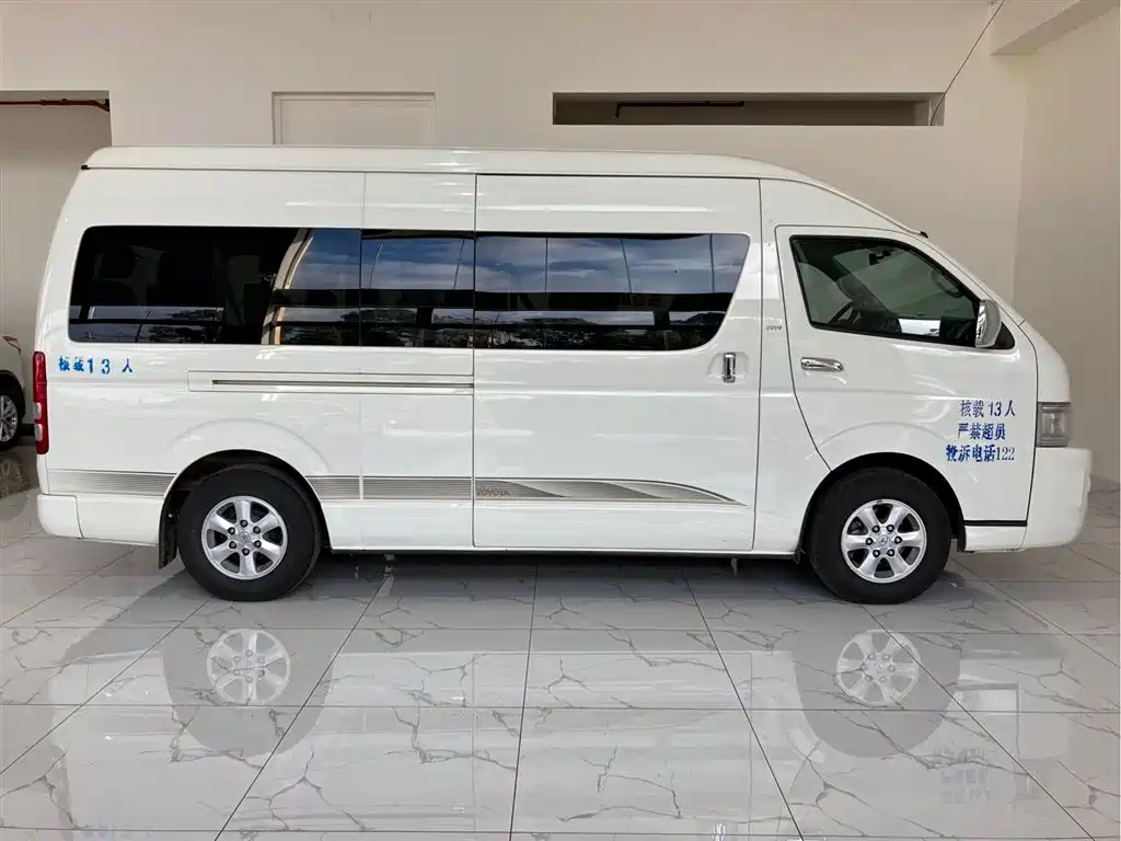 Toyota Hiace 2010 — фото 7