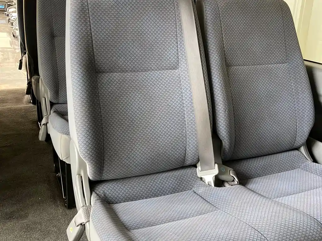 Toyota Hiace 2010 — фото 12