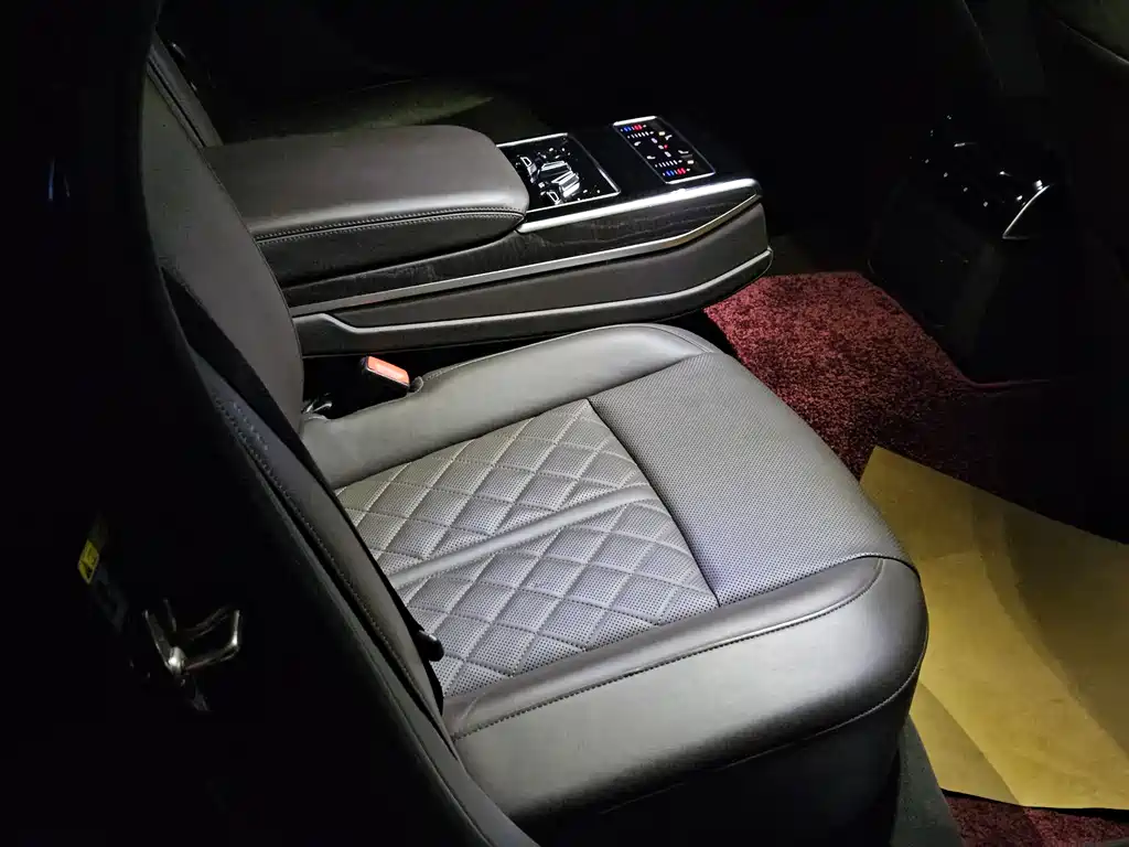Audi A8 2022 — фото 17