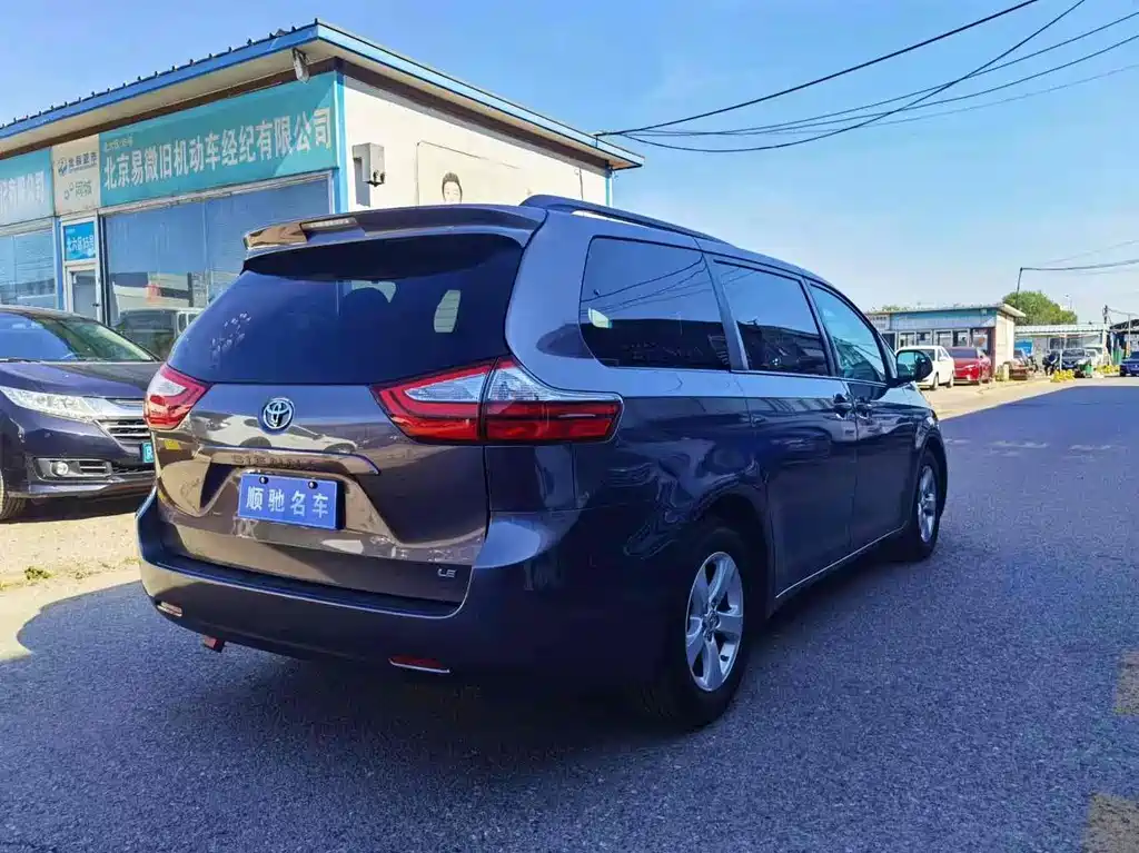 Toyota Sienna 2017 — фото 15