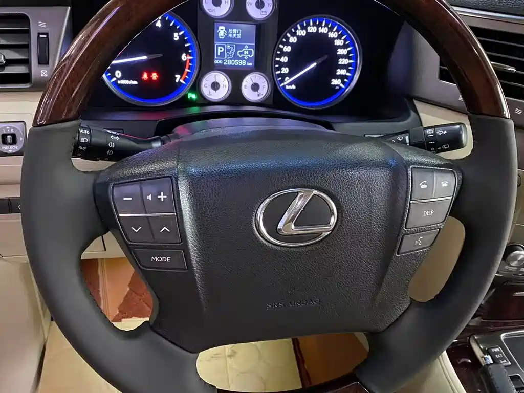 Lexus LX 2010 — фото 16