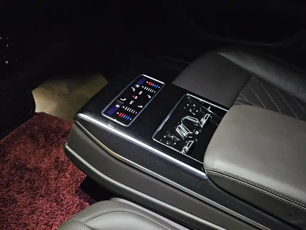 Audi A8 2022 — фото 16