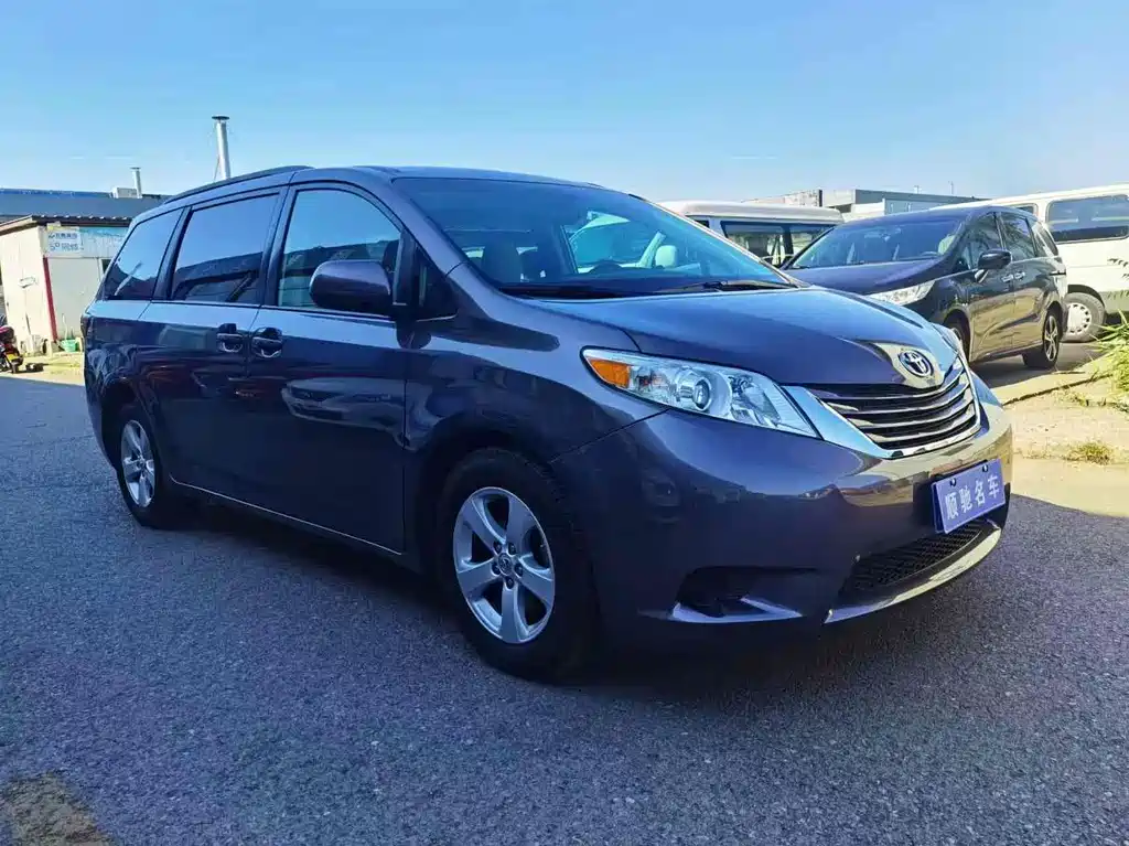 Toyota Sienna 2017 — фото 3