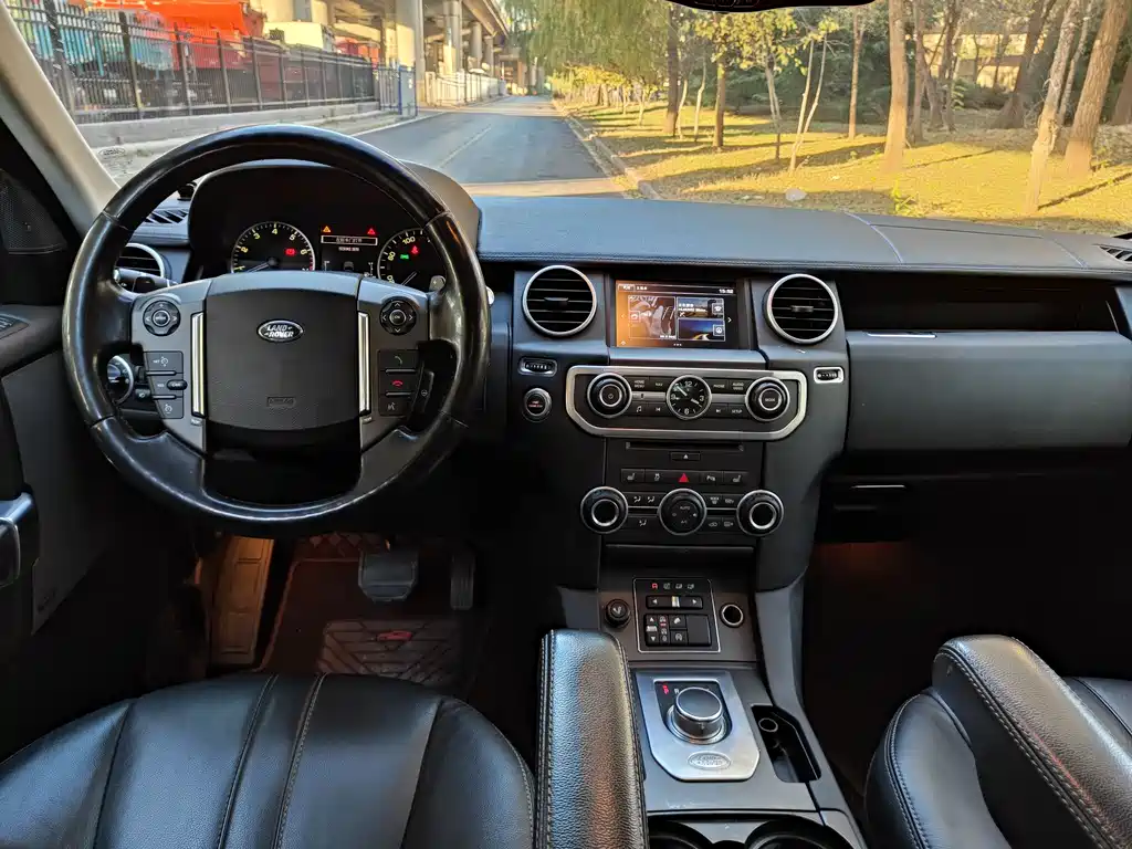 Land Rover Discovery 2016 — фото 10
