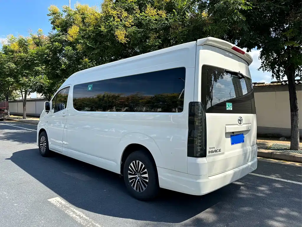 Toyota Hiace 2022 — фото 10