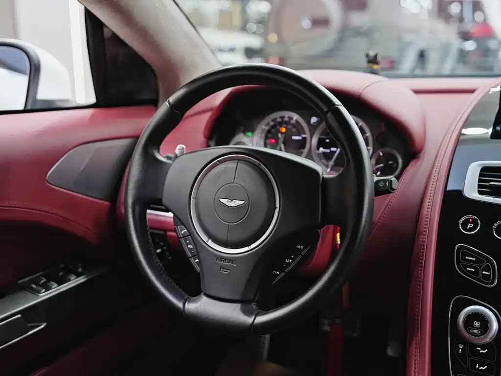 Aston Martin Rapide 2017 — фото 16