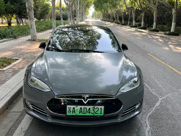 Tesla Model S 2014