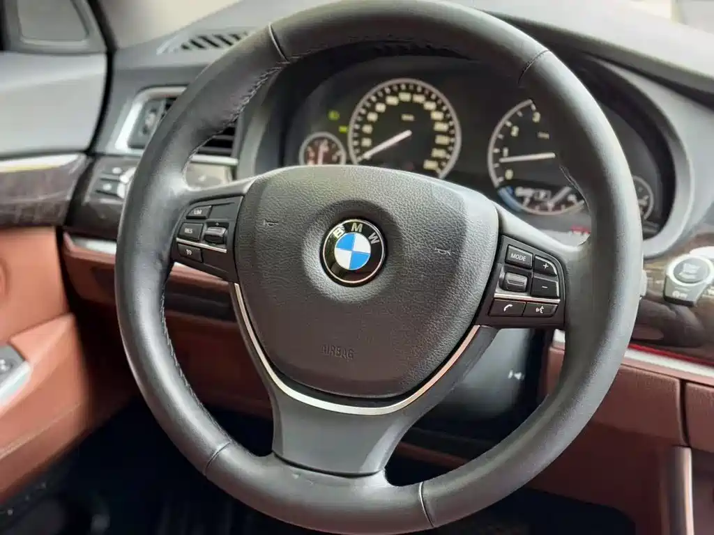 BMW 5 Series GT 2014 — фото 13