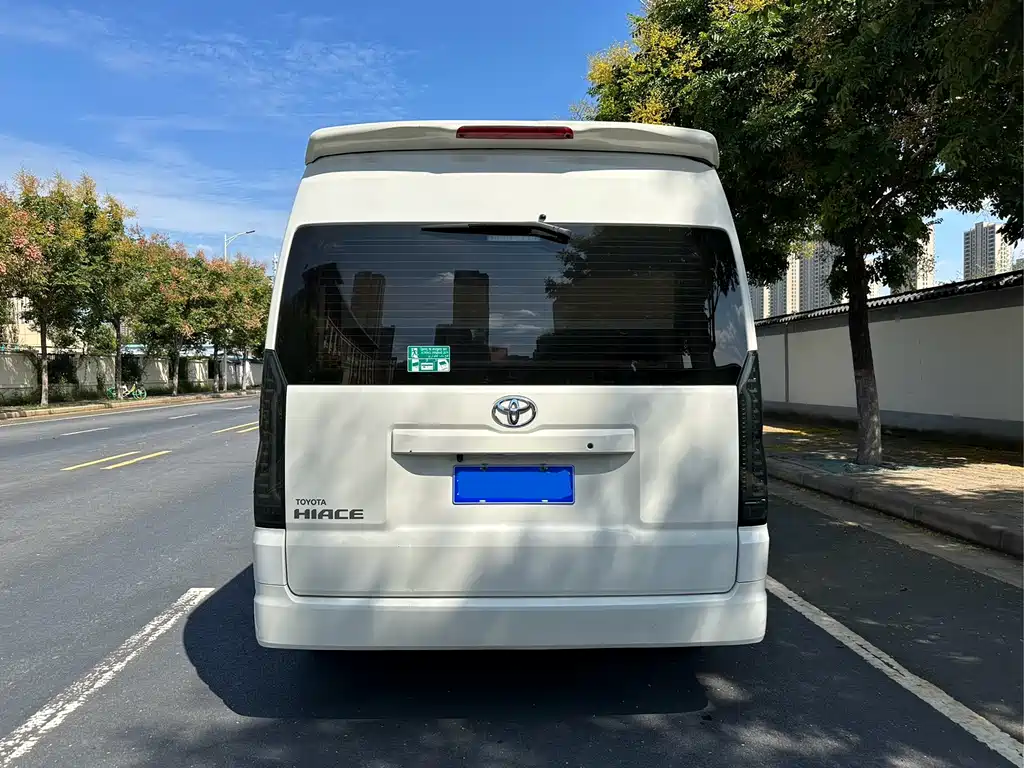 Toyota Hiace 2022 — фото 9