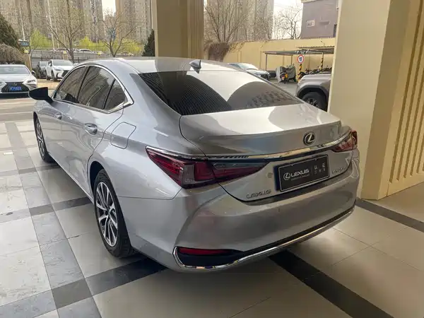 Lexus ES 2023