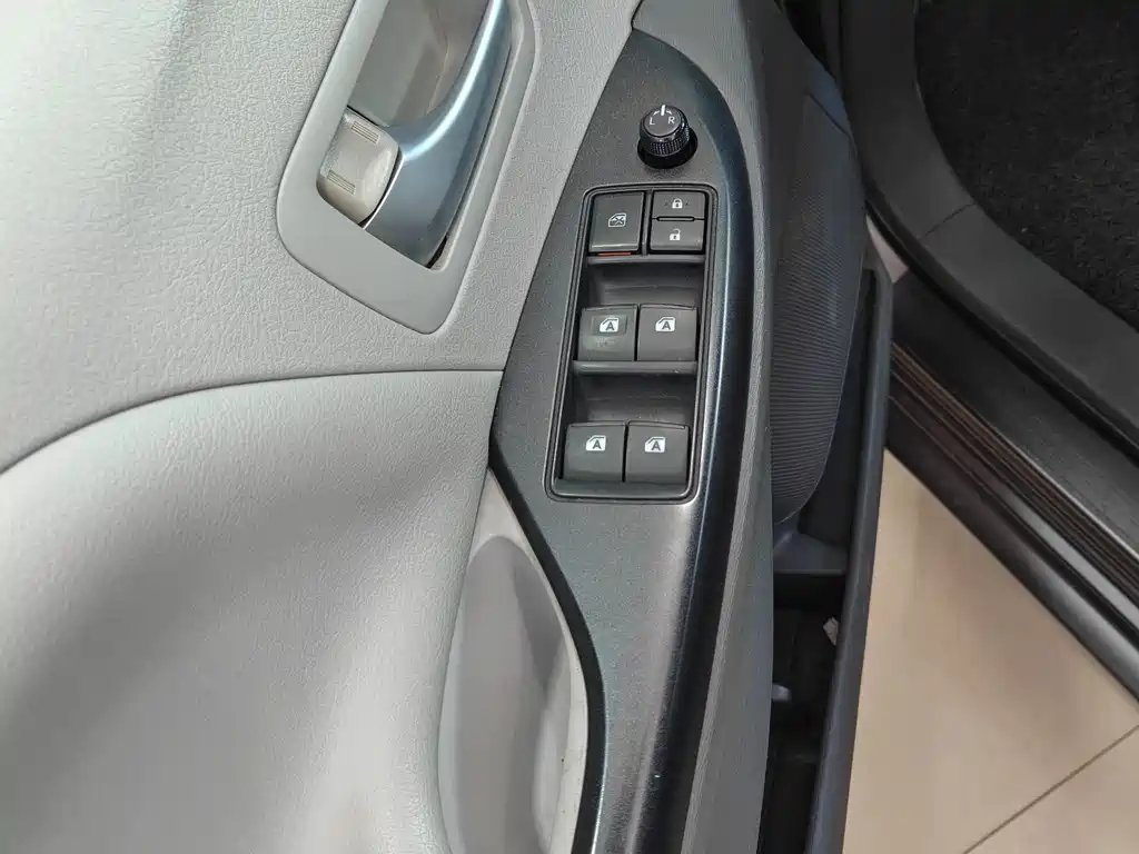 Toyota Sienna 2017 — фото 10
