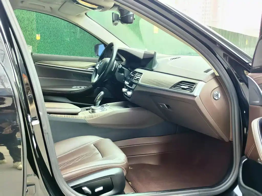 BMW 5 Series 2020 — фото 10