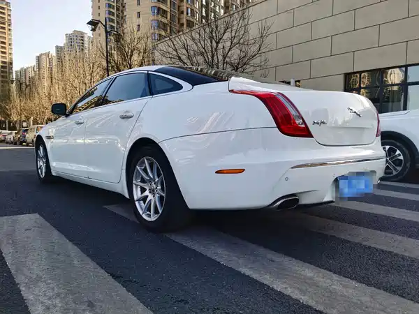 Jaguar XJ 2011