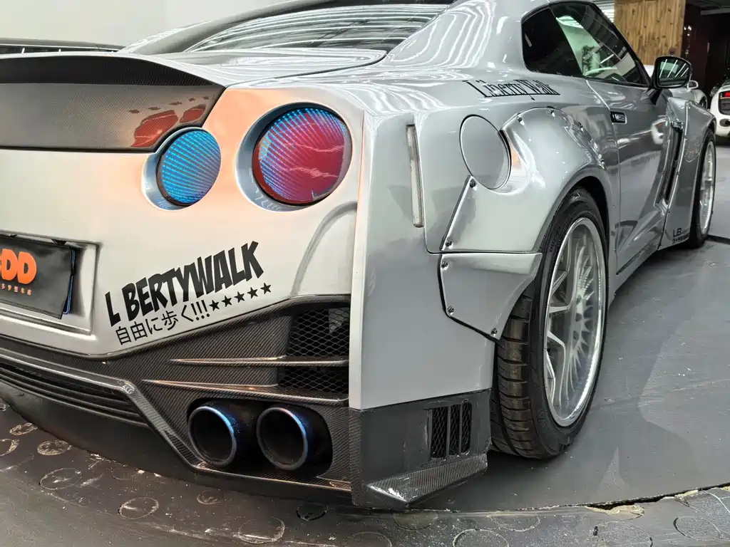 Nissan GT-R 2015 — фото 14