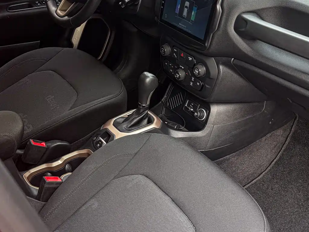Jeep Renegade 2019 — фото 18