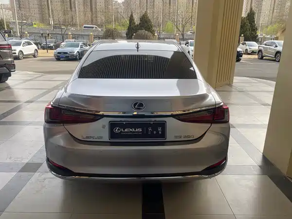 Lexus ES 2023