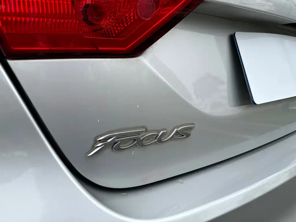 Ford Focus 2012 — фото 9
